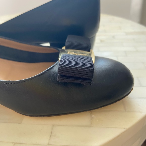 Ferragamo Vara Bow Pump - Picture 6 of 10